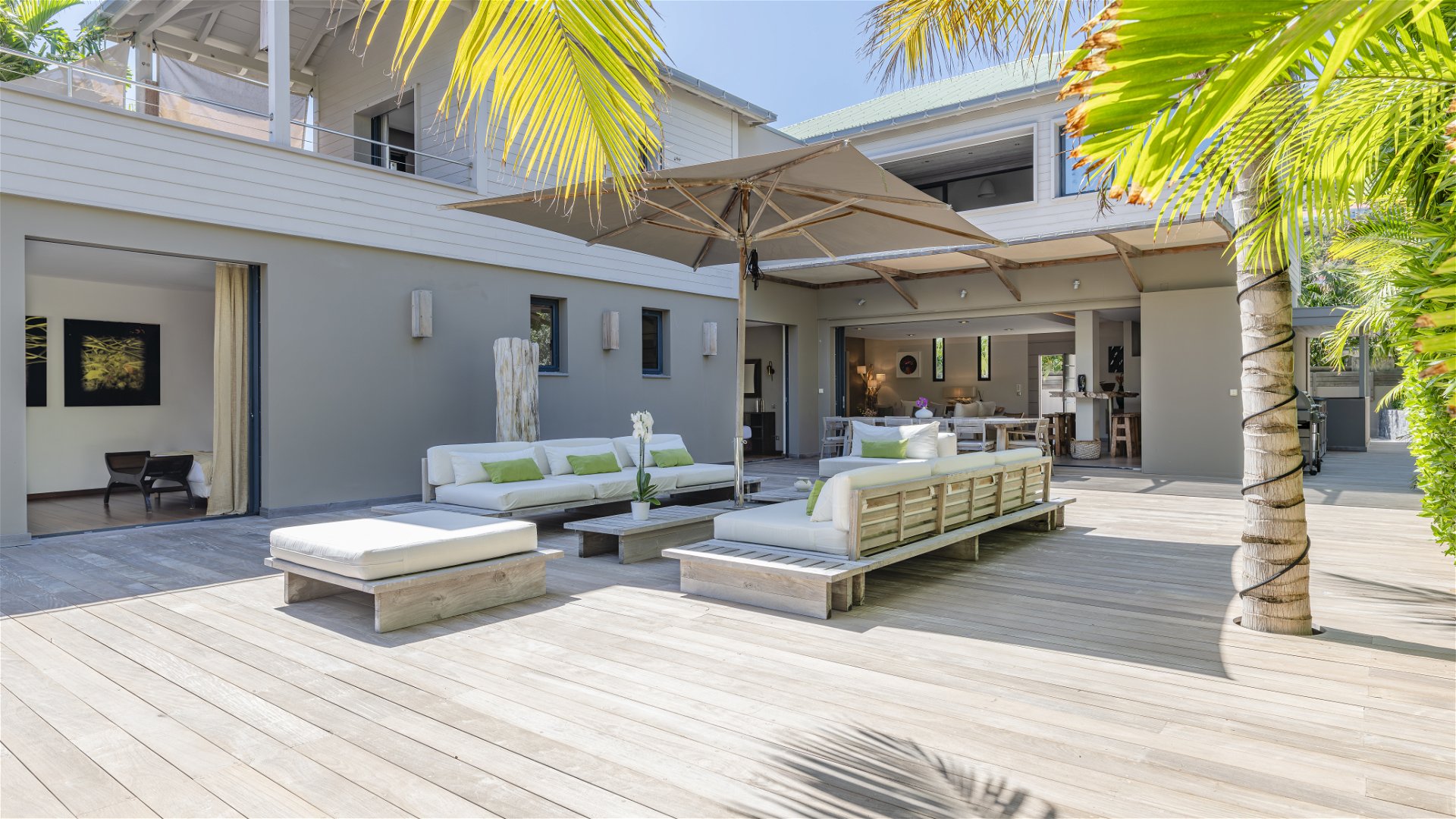 OUTDOOR LOUNGE AREA
