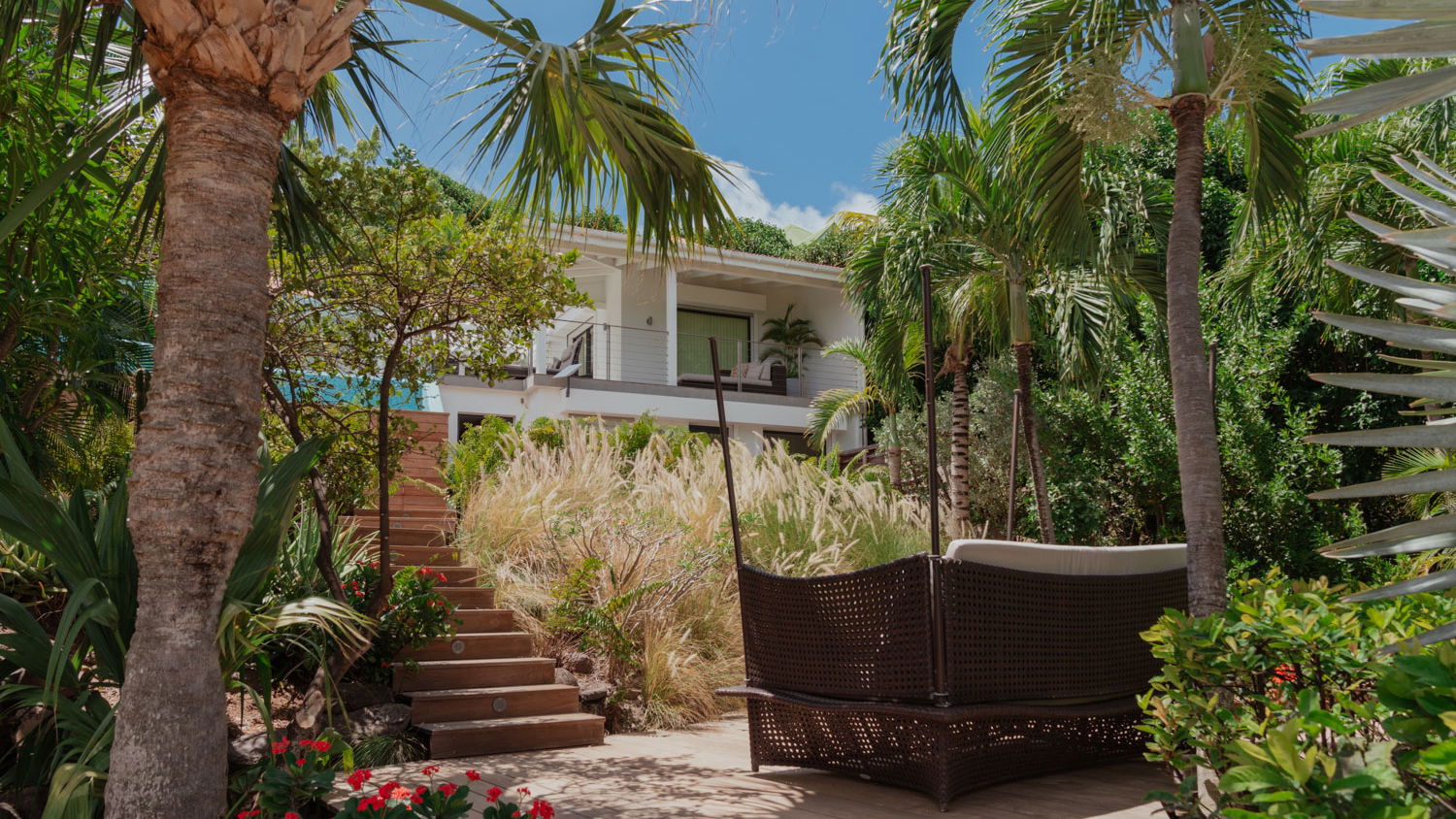 OUTDOOR LOUNGE AREA