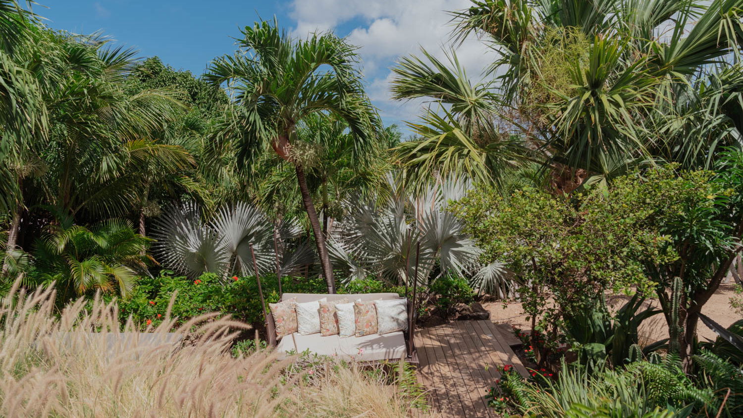 OUTDOOR LOUNGE AREA