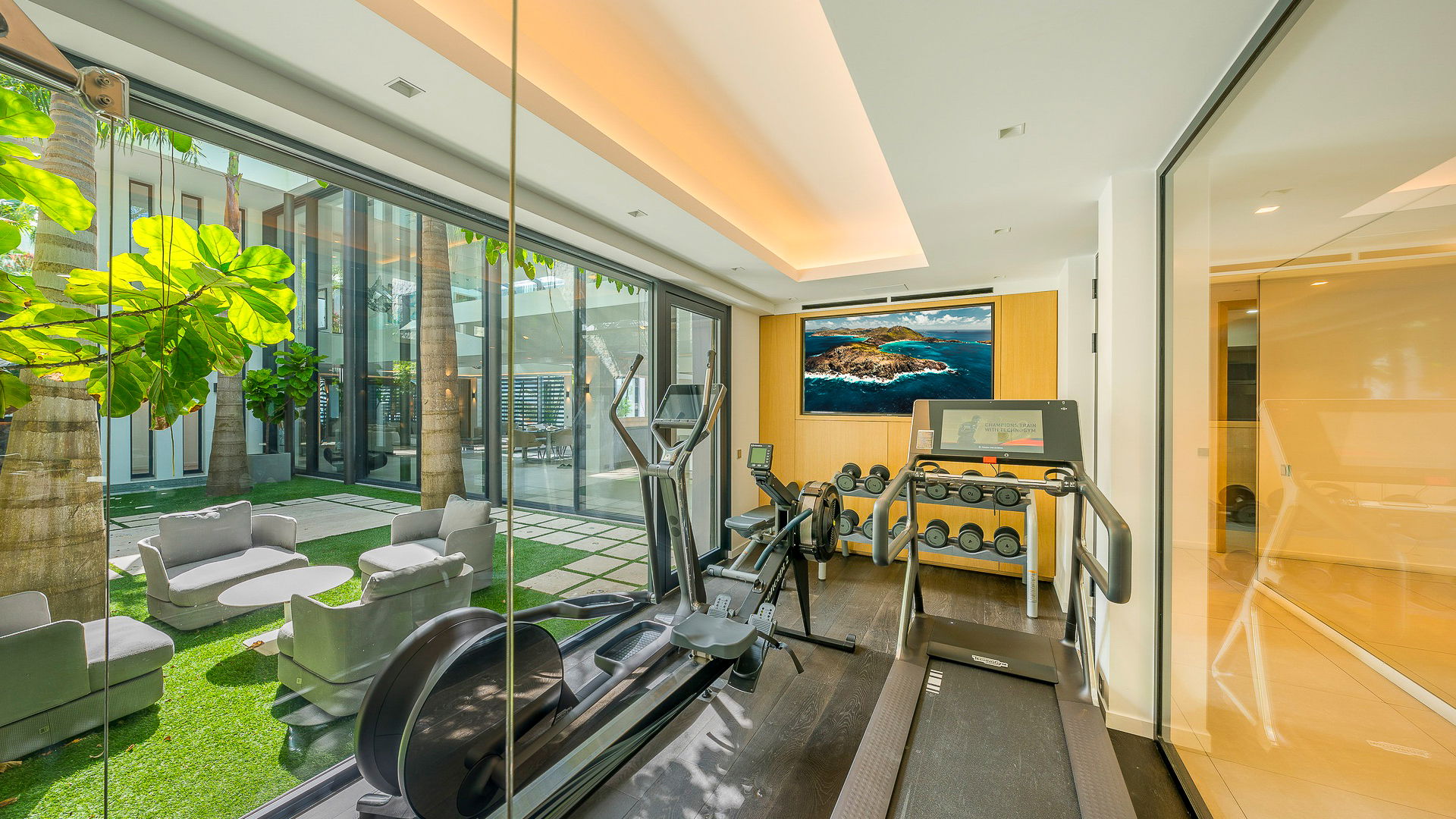 FITNESS ROOM