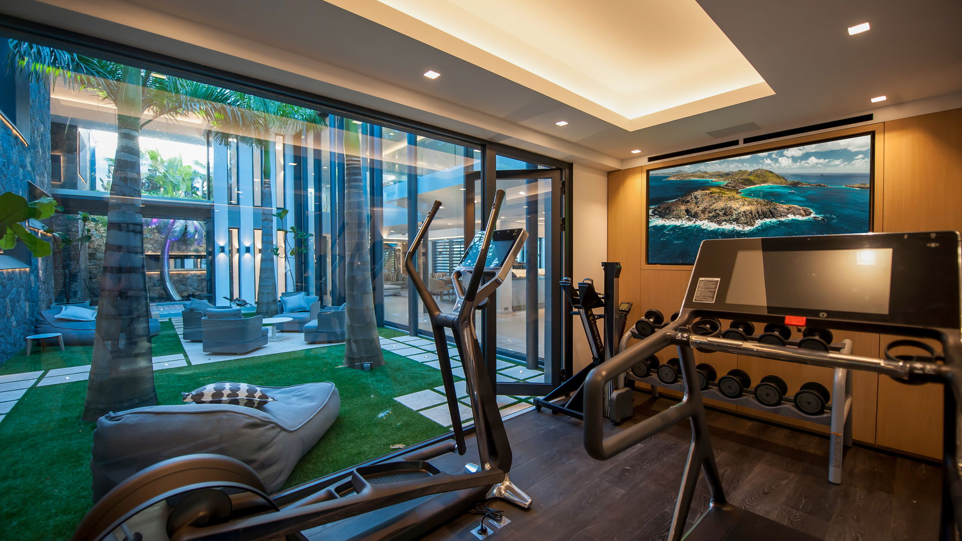 FITNESS ROOM