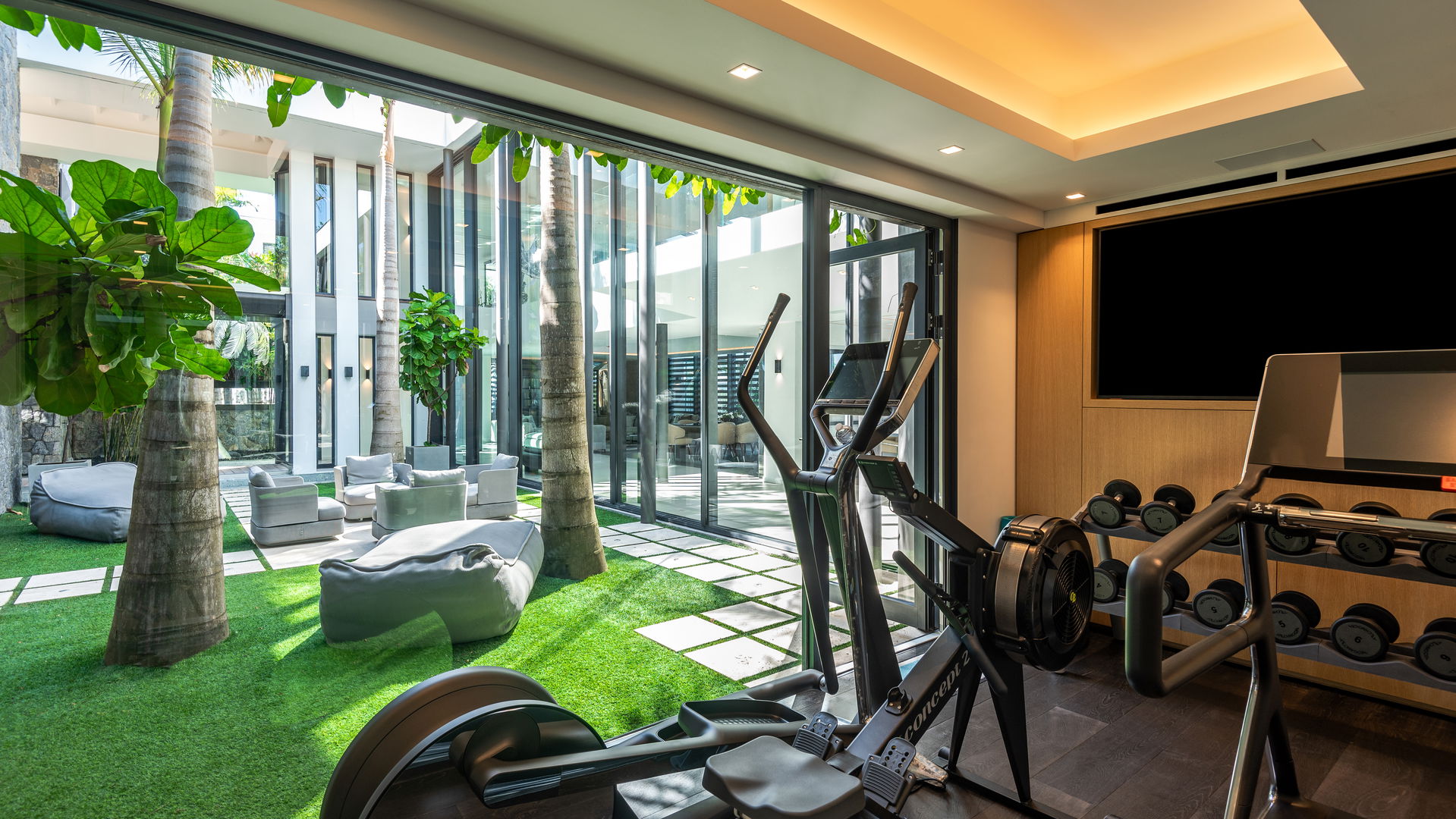 FITNESS ROOM