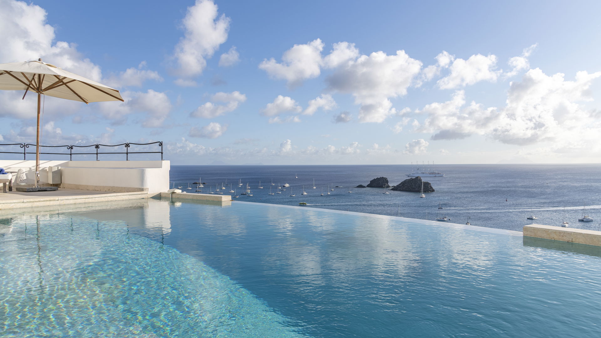 POOL & TERRACE