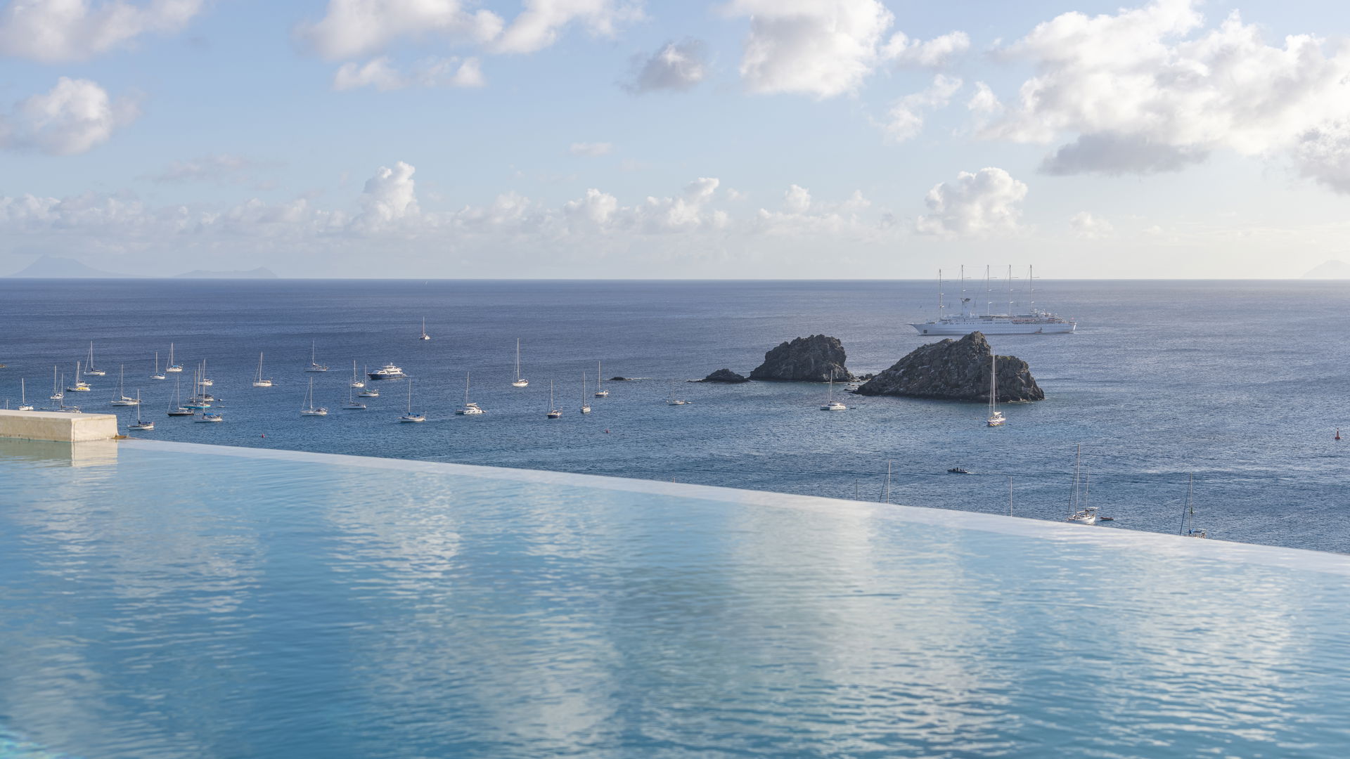 POOL & TERRACE