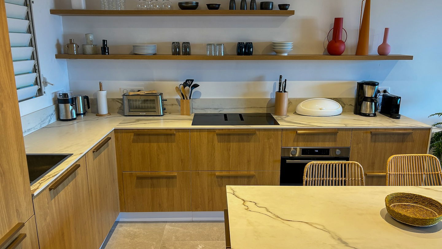 KITCHEN & DINING AREA