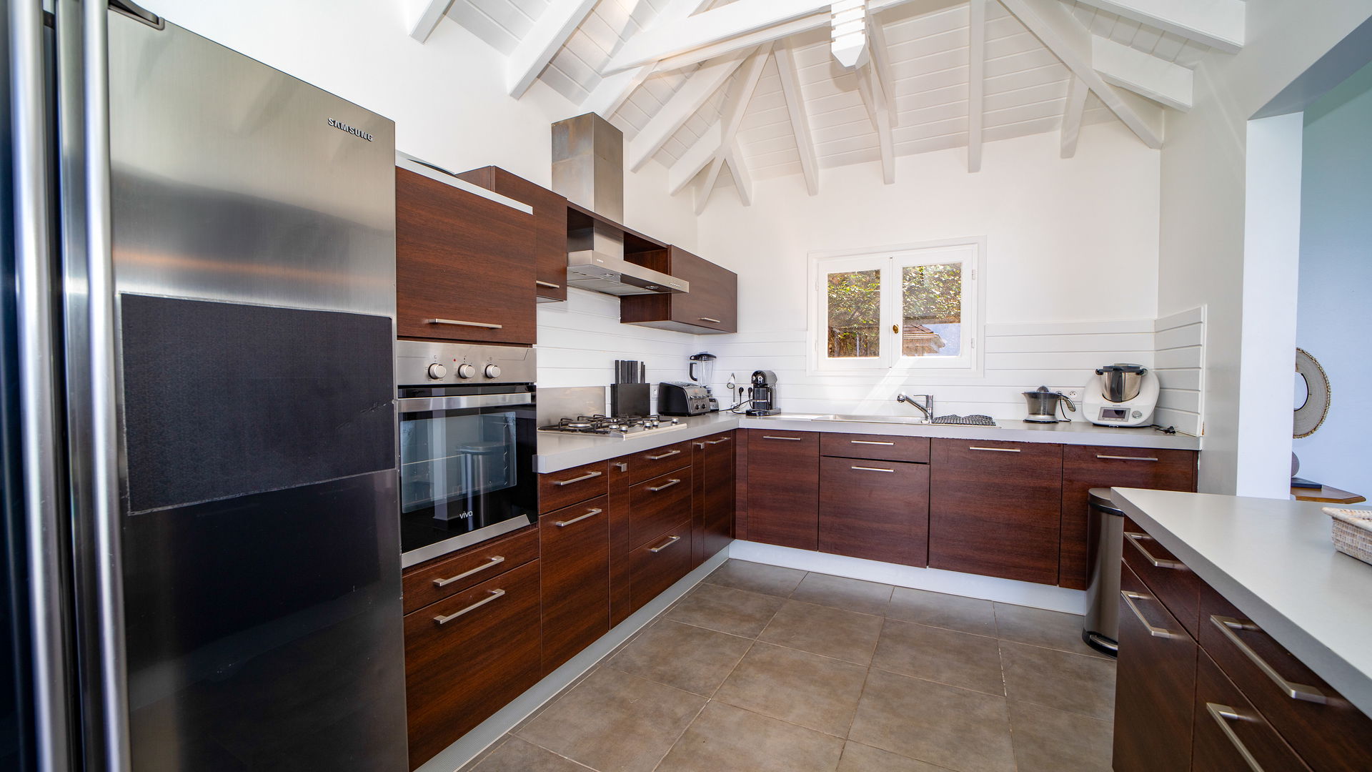 KITCHEN & DINING AREA