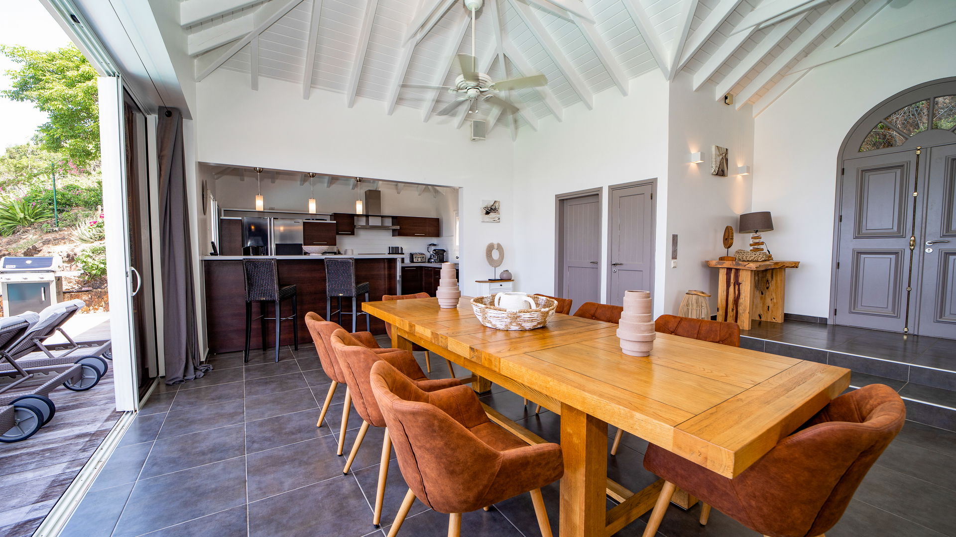 KITCHEN & DINING AREA