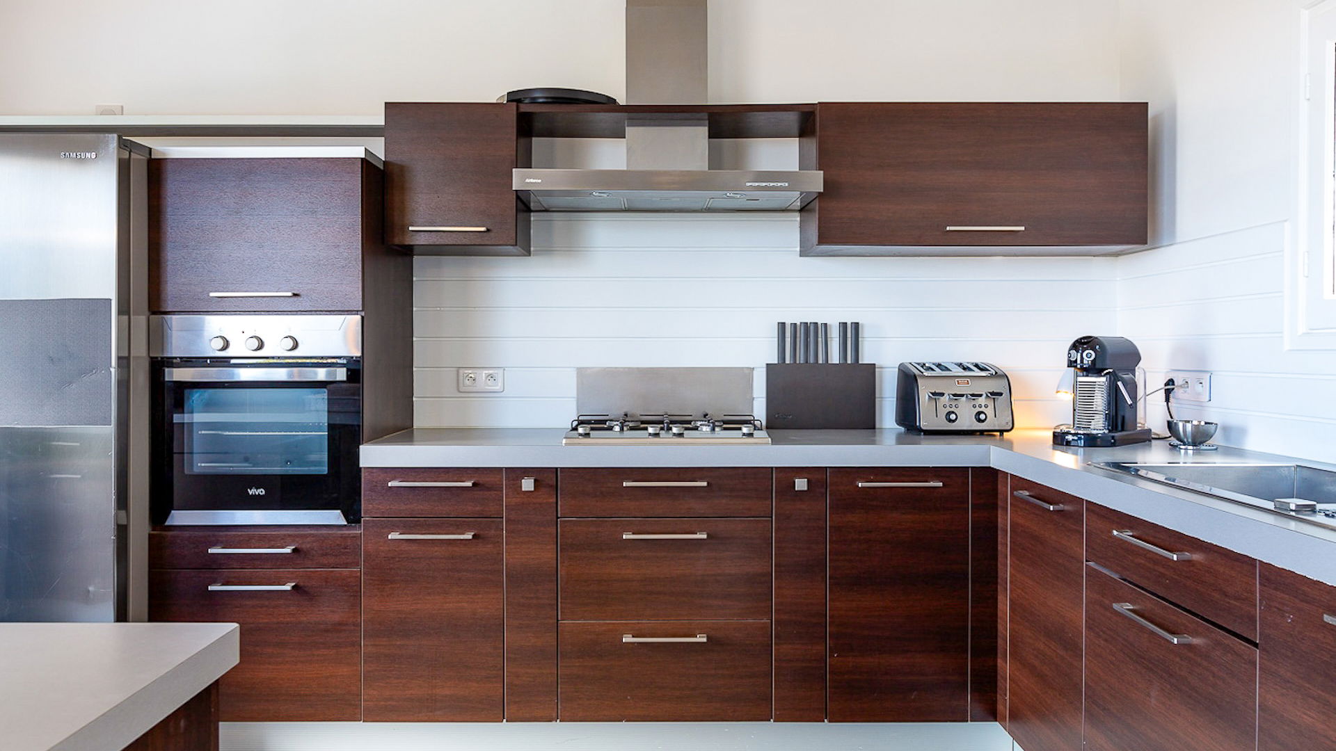 KITCHEN & DINING AREA