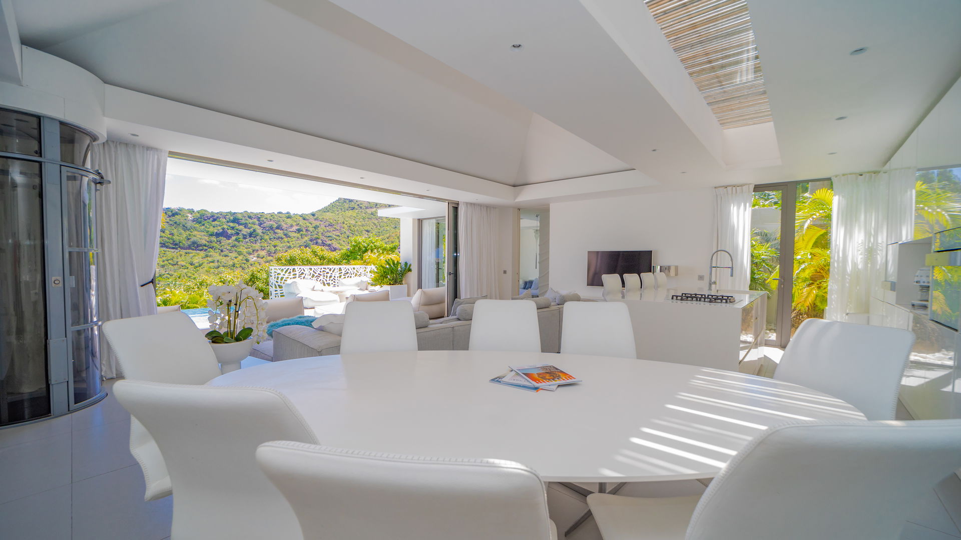 KITCHEN & DINING AREA