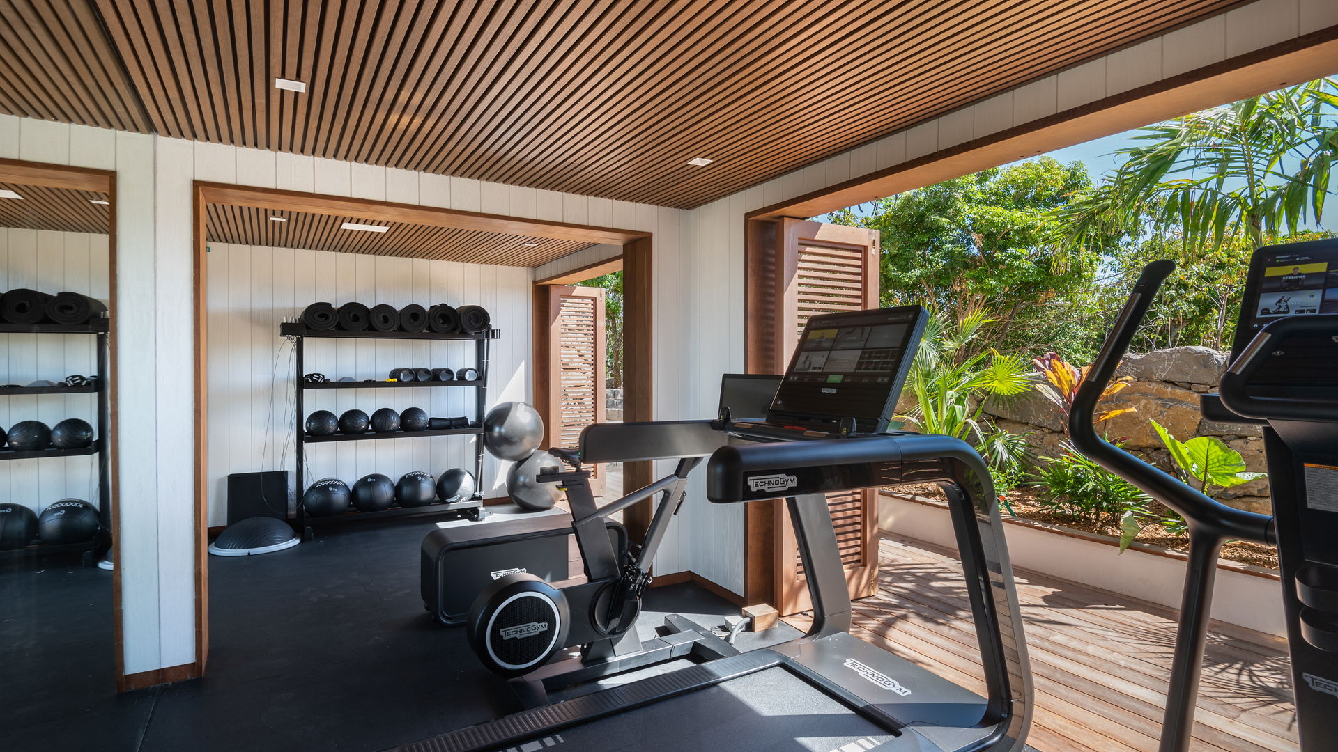 FITNESS ROOM