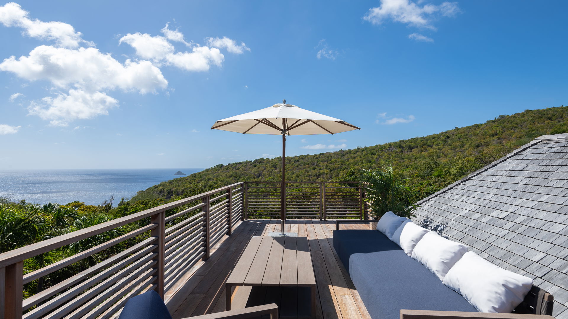 ROOFTOP LOUNGE AREA