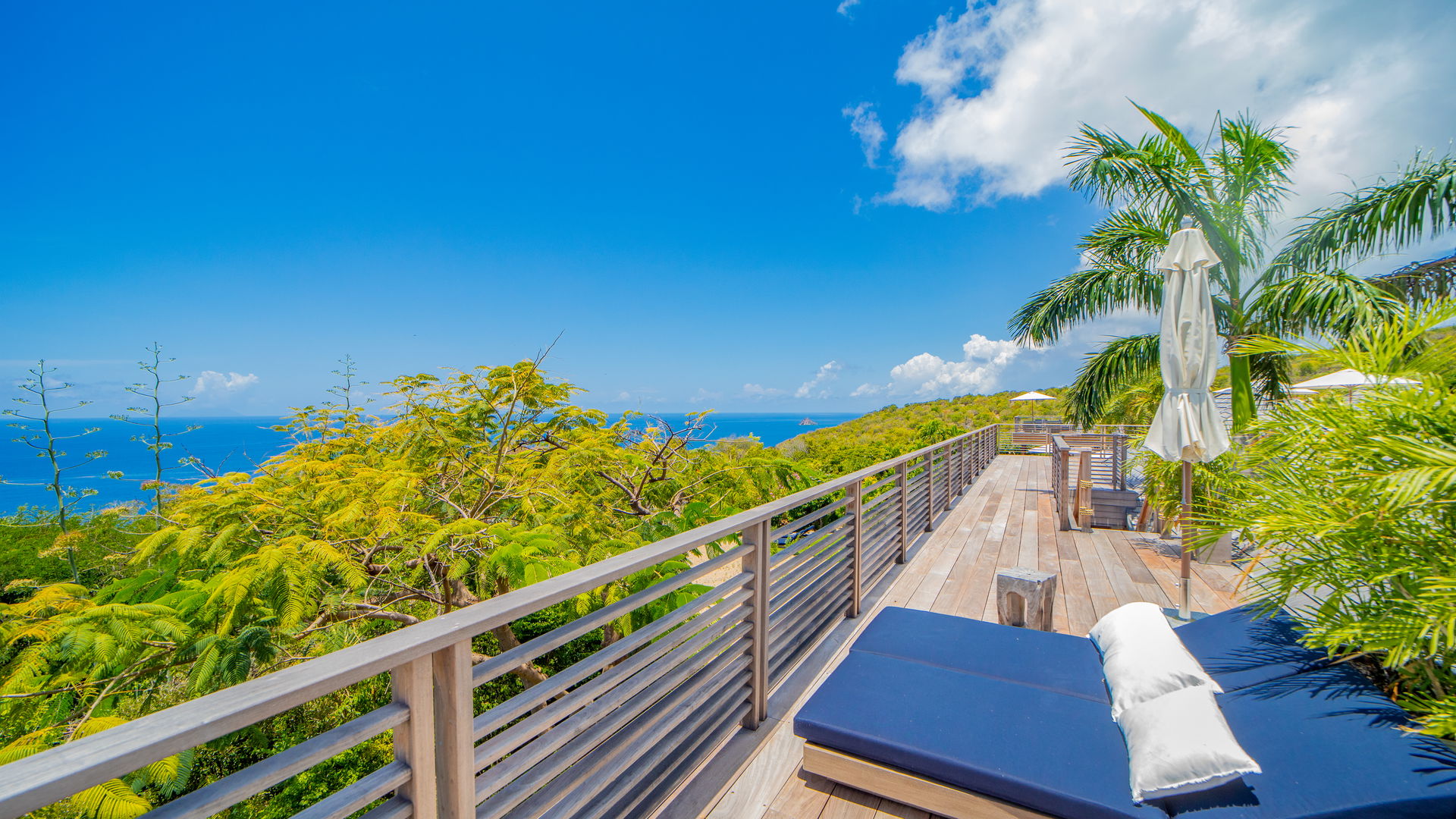 ROOFTOP LOUNGE AREA