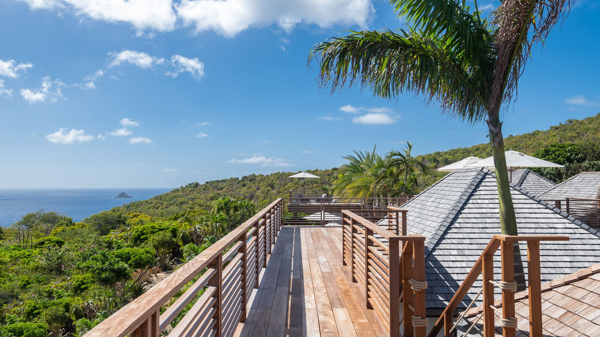 ROOFTOP LOUNGE AREA