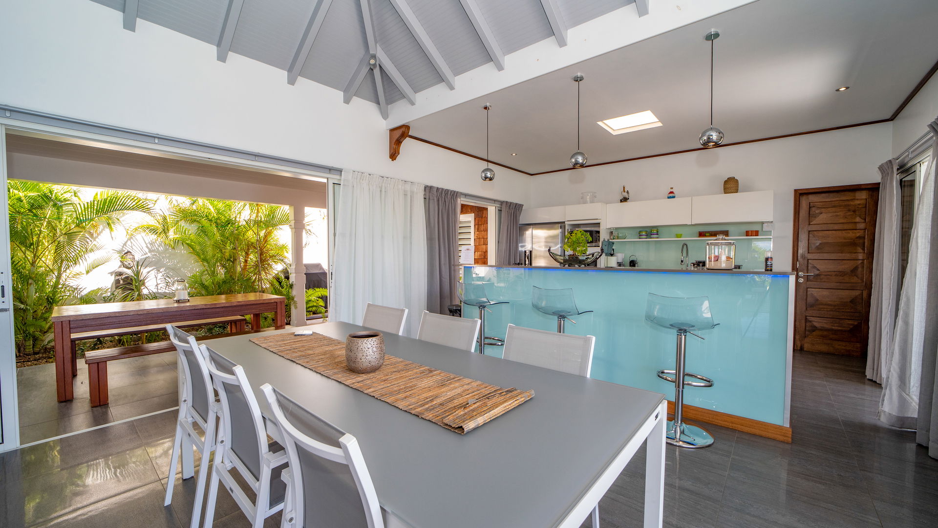 KITCHEN & DINING AREA