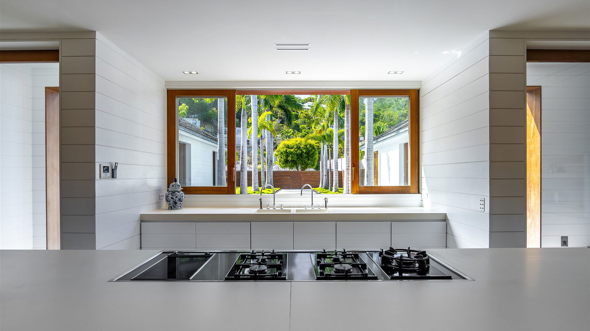 KITCHEN & DINING AREA