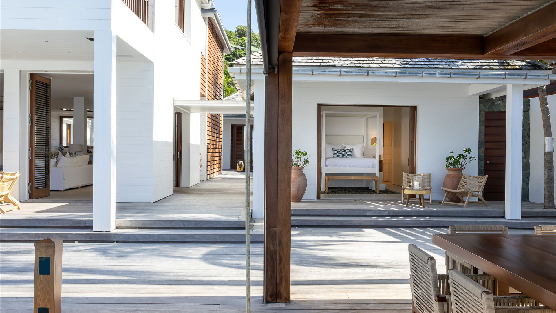 OUTDOOR DINING AREA