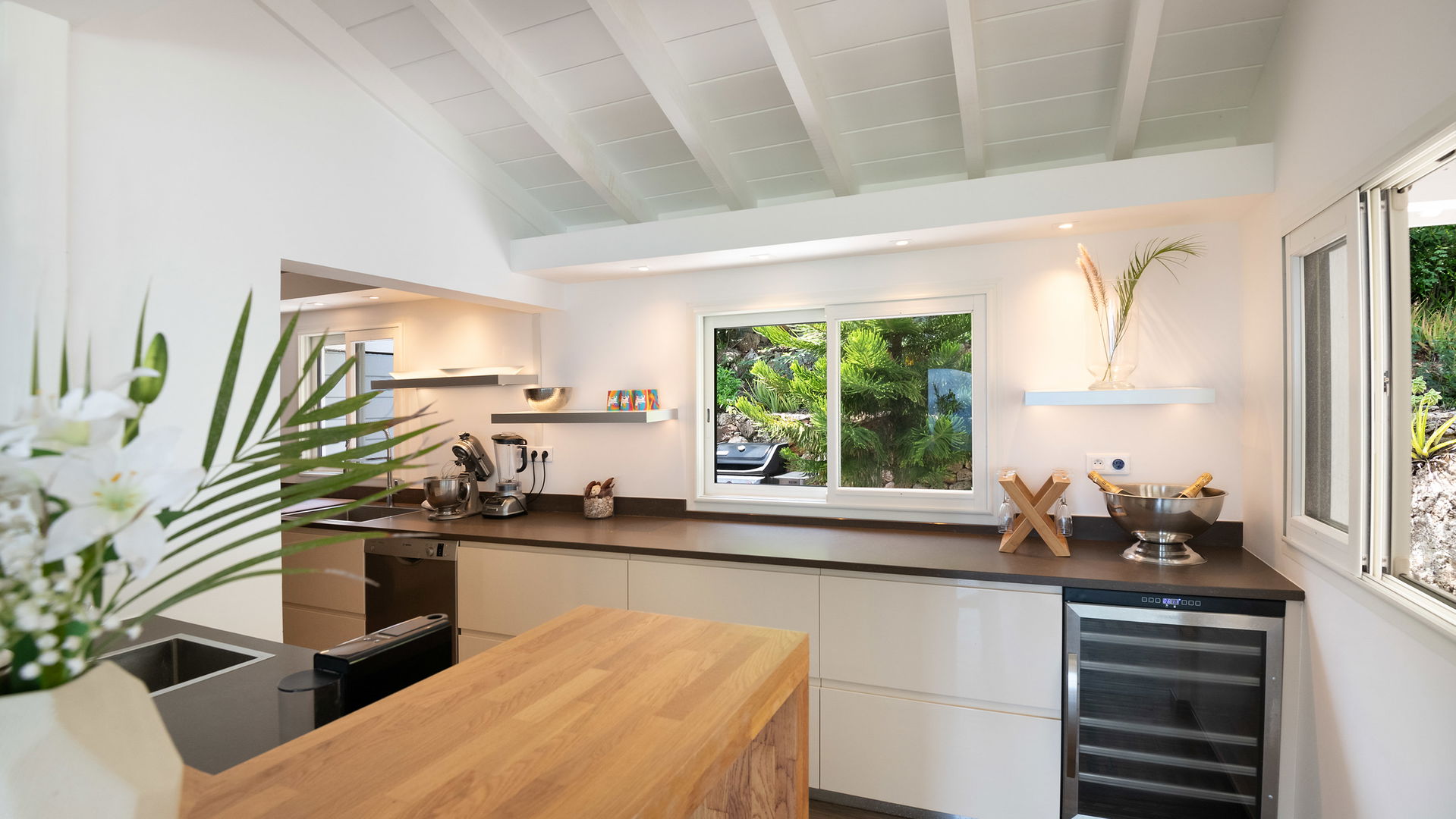 KITCHEN & DINING AREA