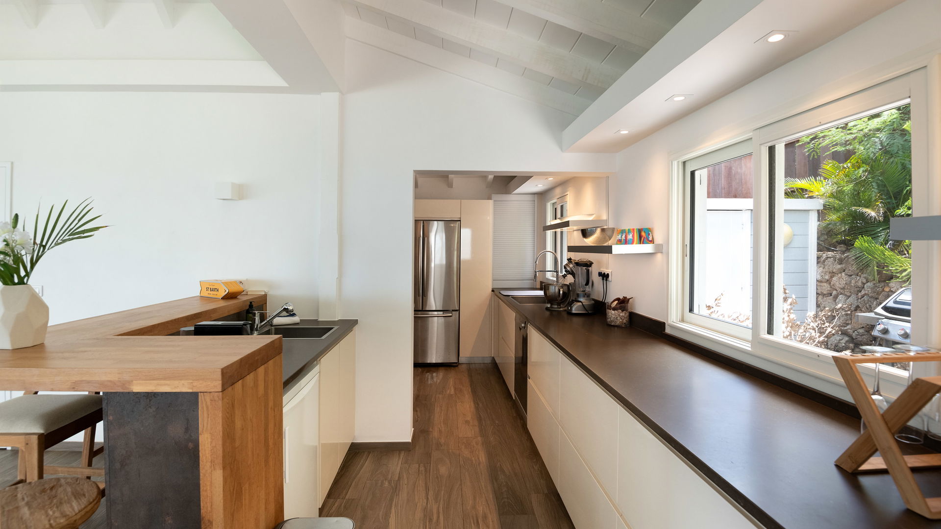 KITCHEN & DINING AREA