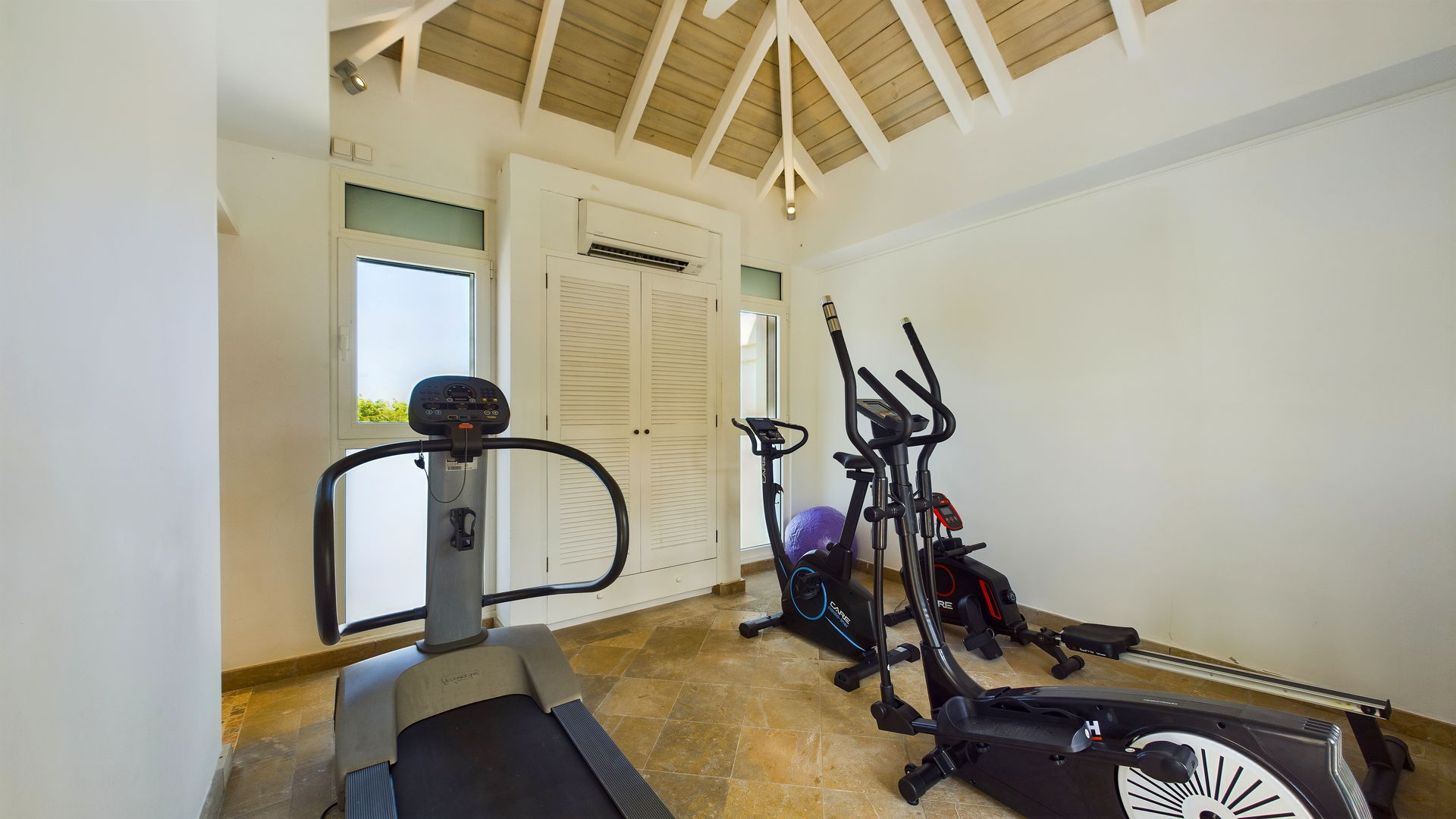 FITNESS ROOM