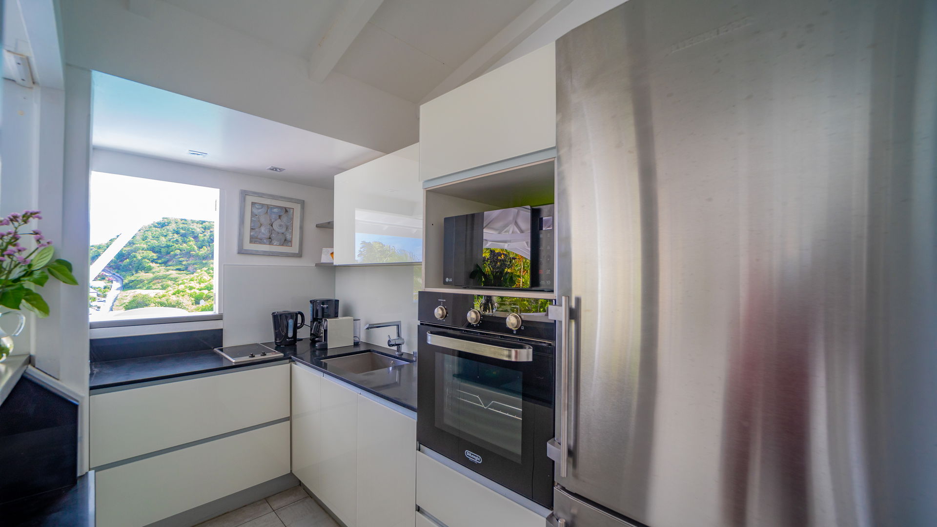 KITCHEN & DINING AREA