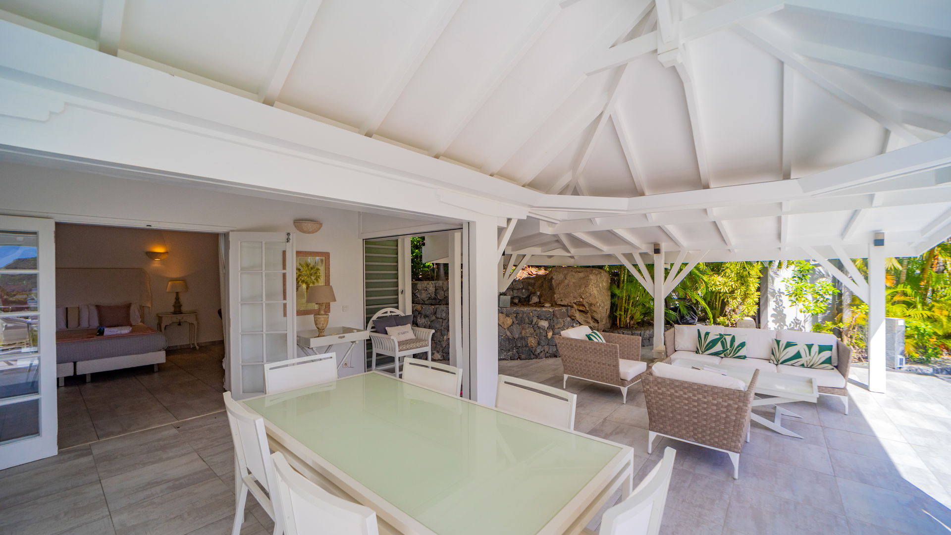 KITCHEN & DINING AREA