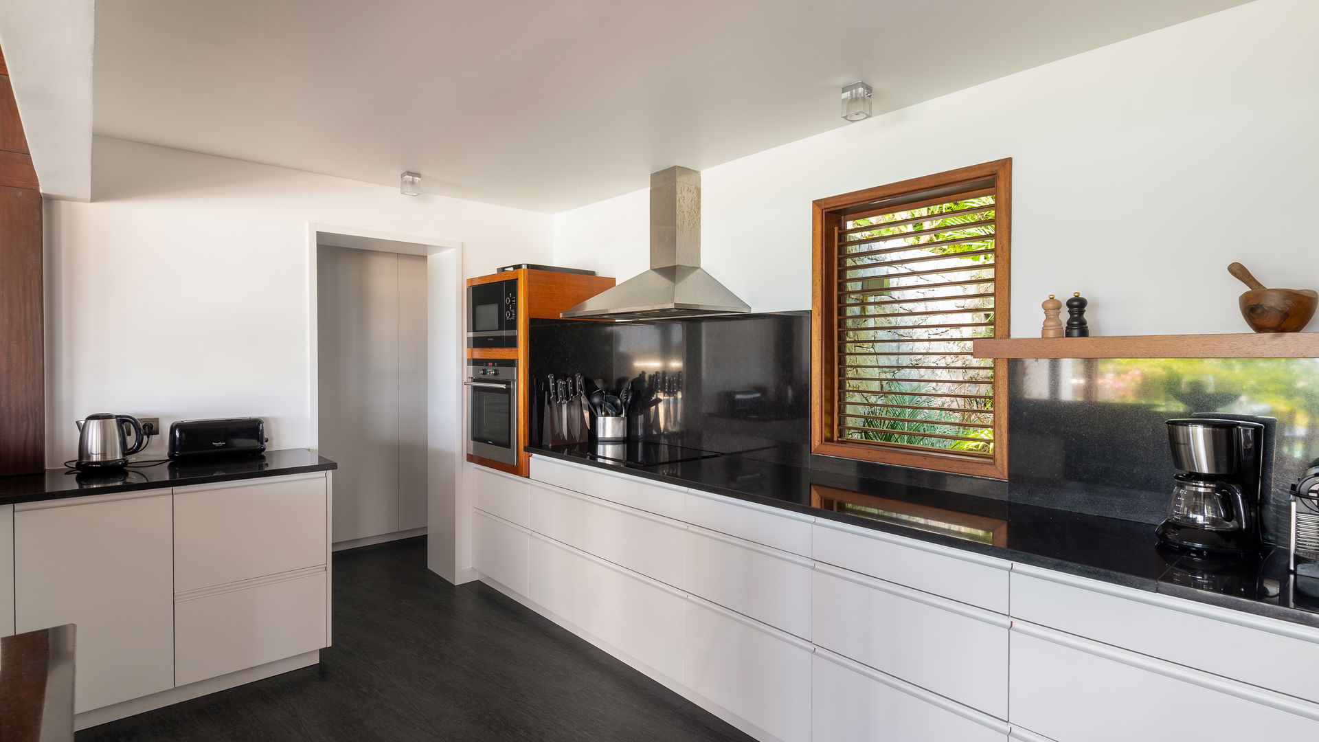 KITCHEN & DINING AREA