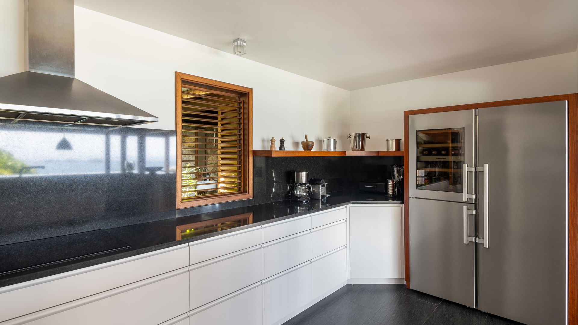 KITCHEN & DINING AREA