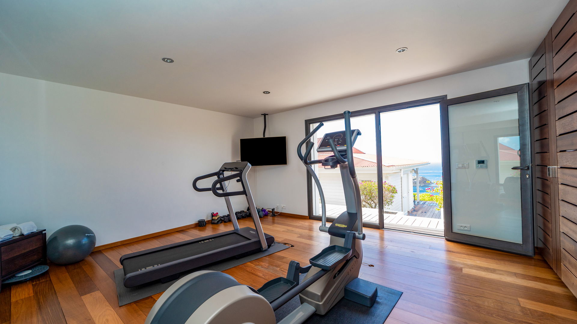 FITNESS ROOM