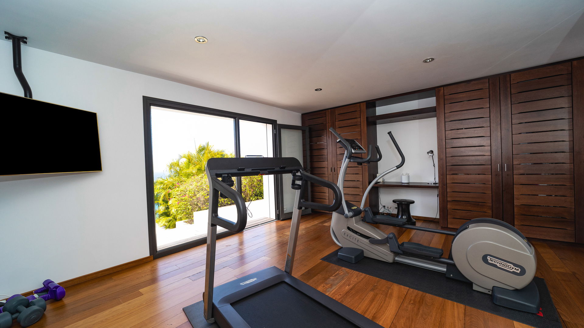 FITNESS ROOM