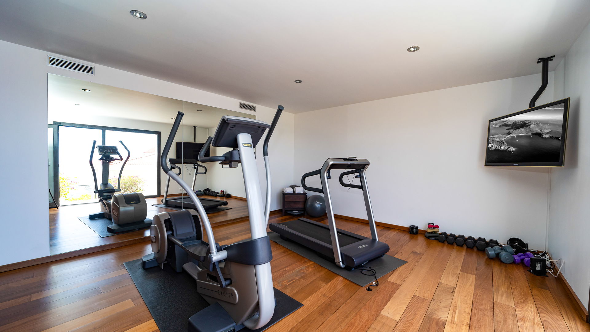 FITNESS ROOM