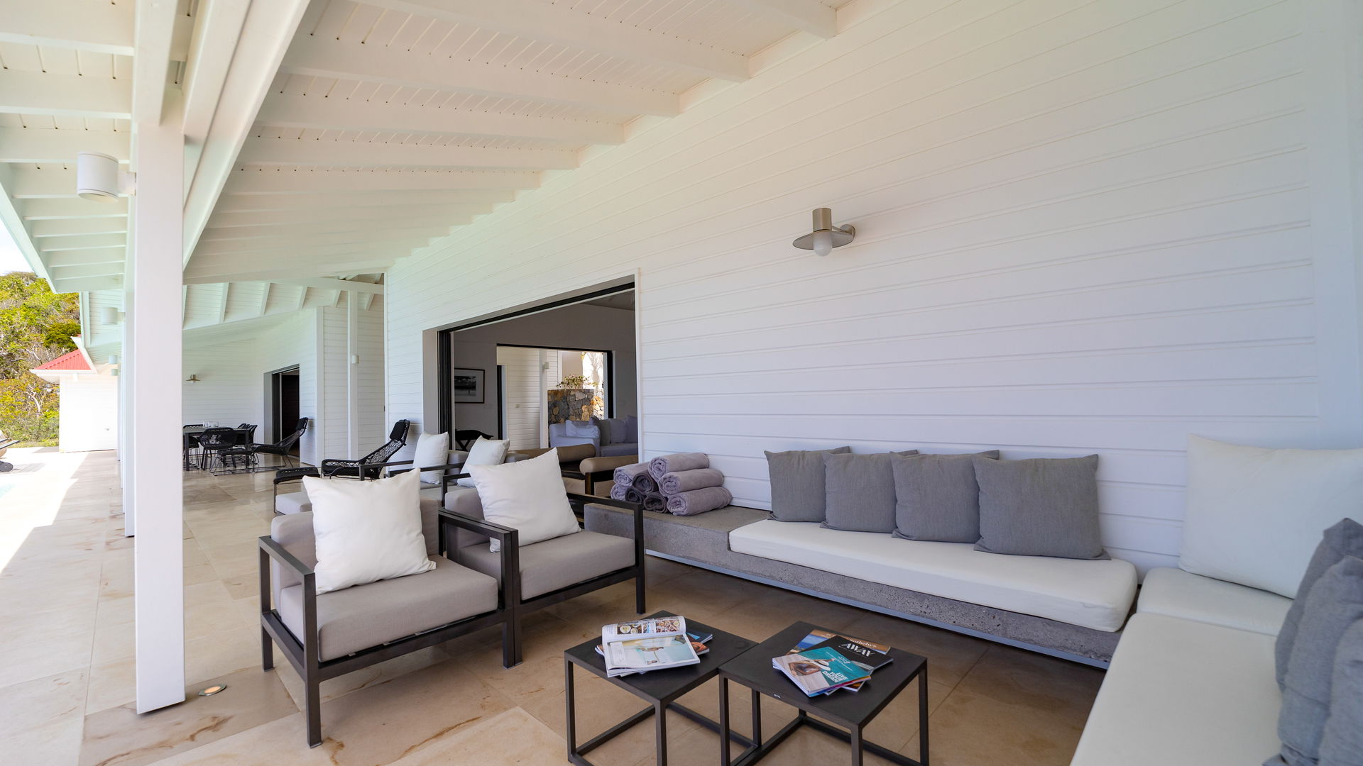 OUTDOOR LOUNGE AREA
