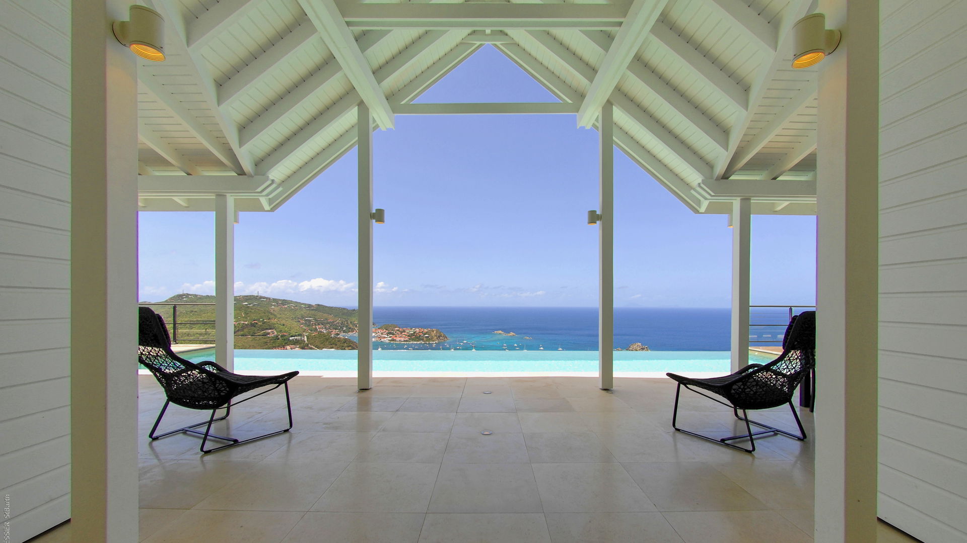 OUTDOOR LOUNGE AREA