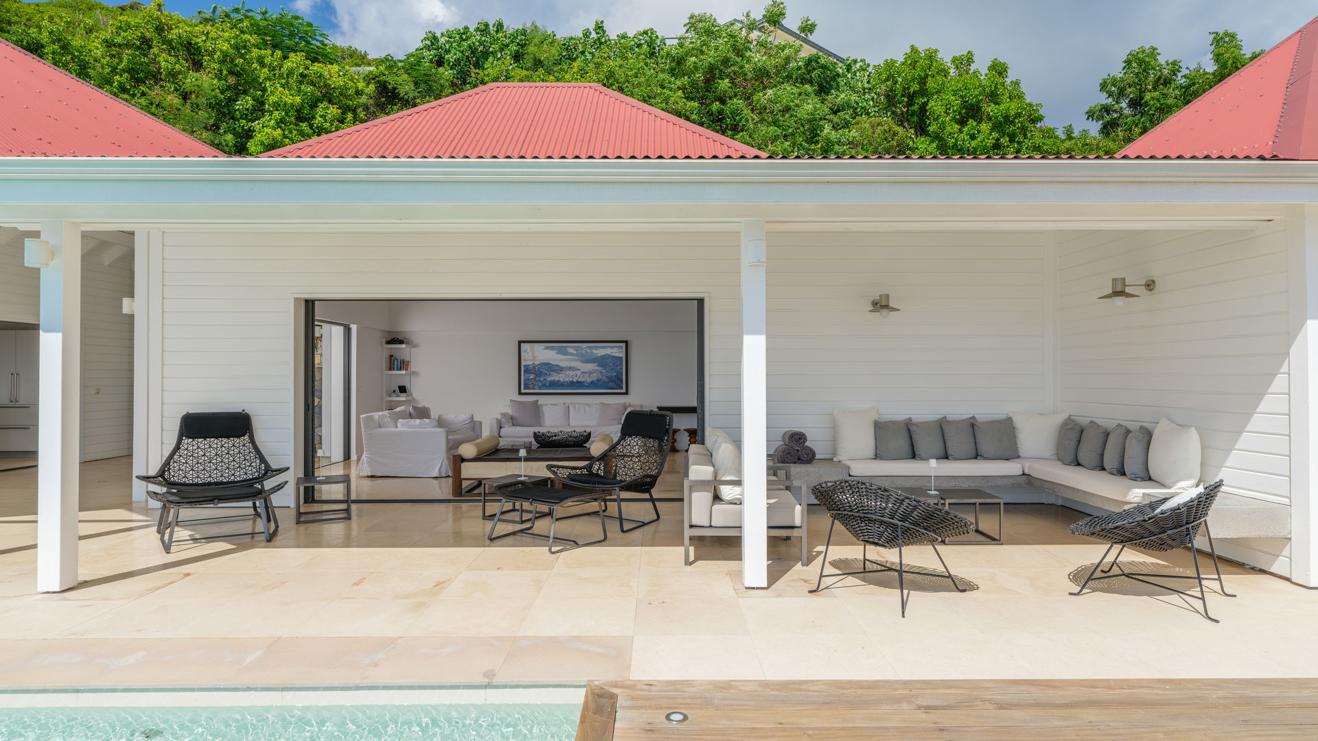 OUTDOOR LOUNGE AREA