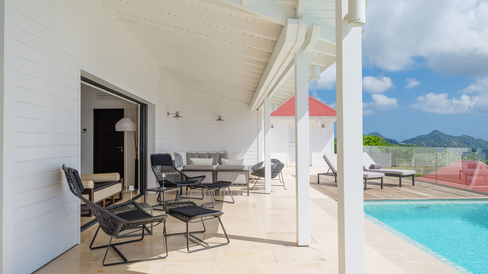 OUTDOOR LOUNGE AREA