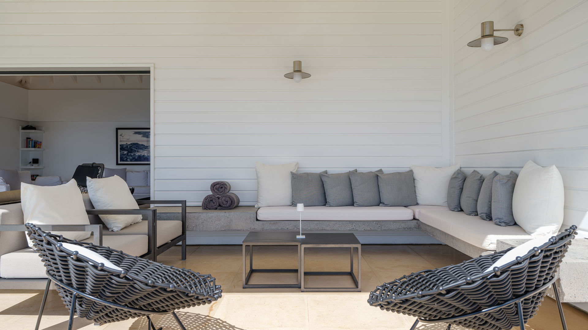 OUTDOOR LOUNGE AREA