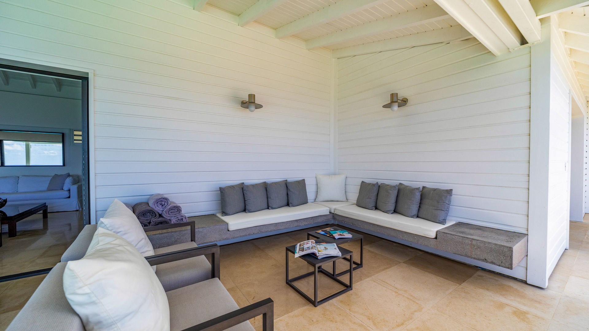 OUTDOOR LOUNGE AREA