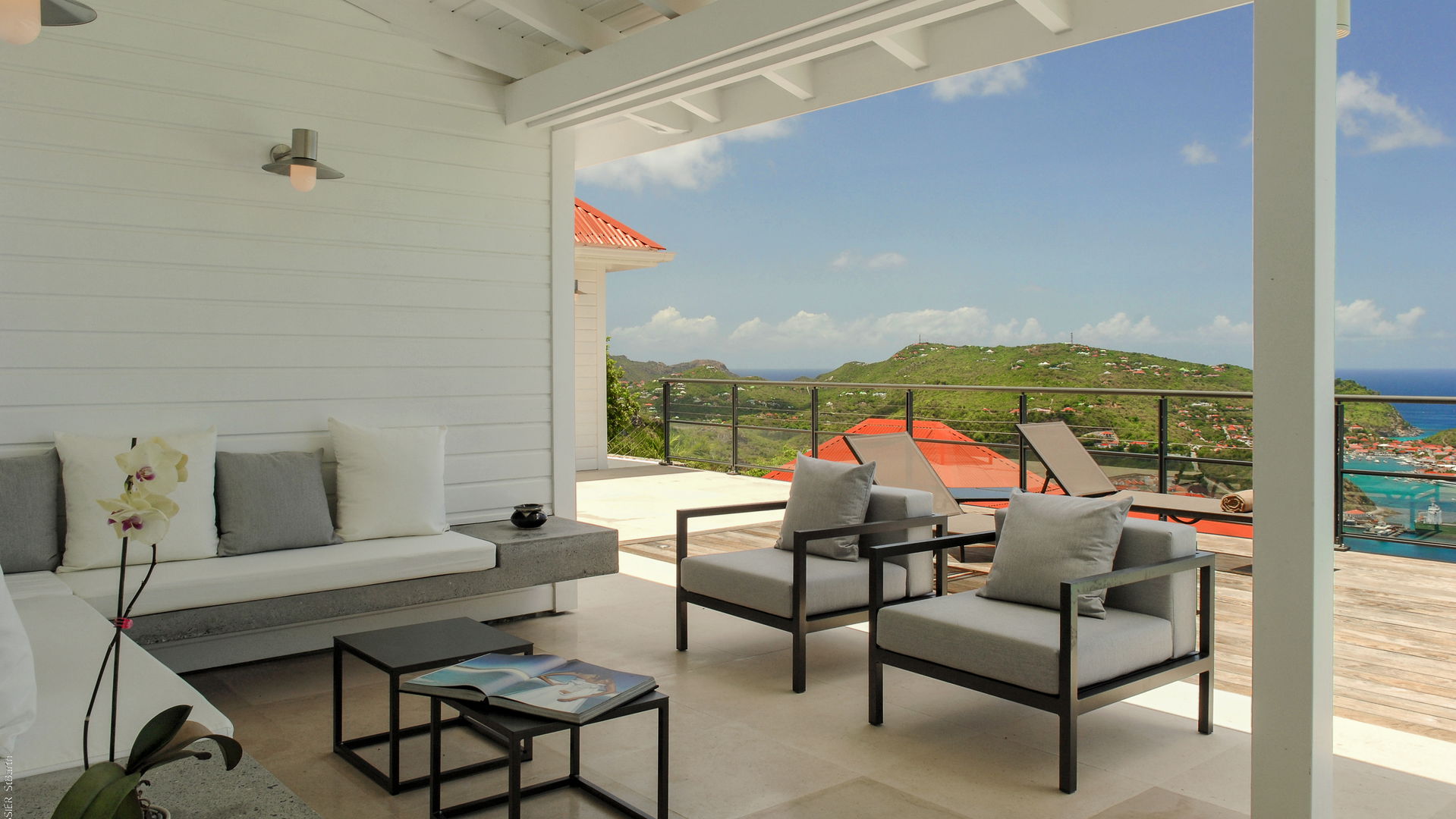 OUTDOOR LOUNGE AREA