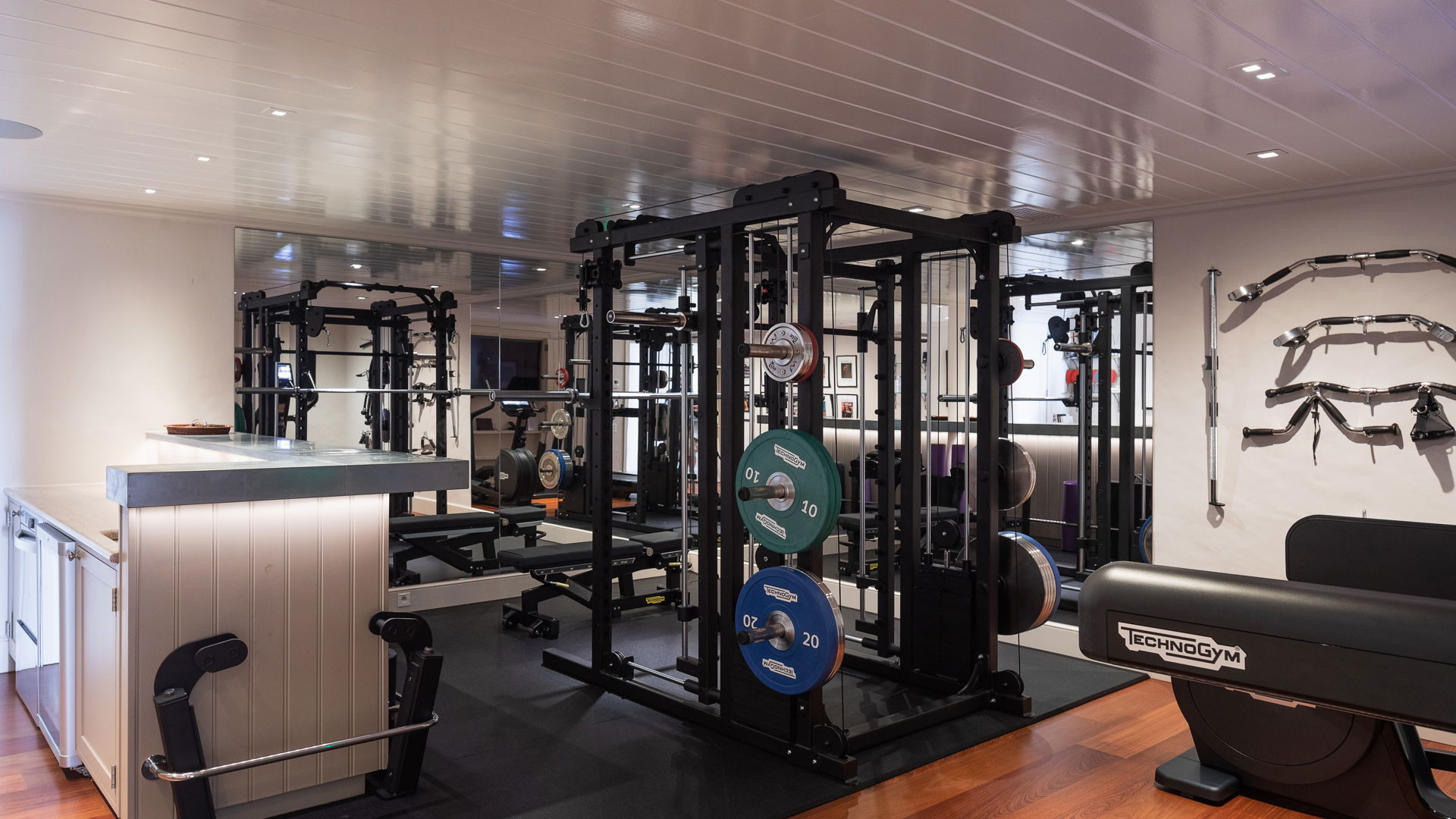 FITNESS ROOM