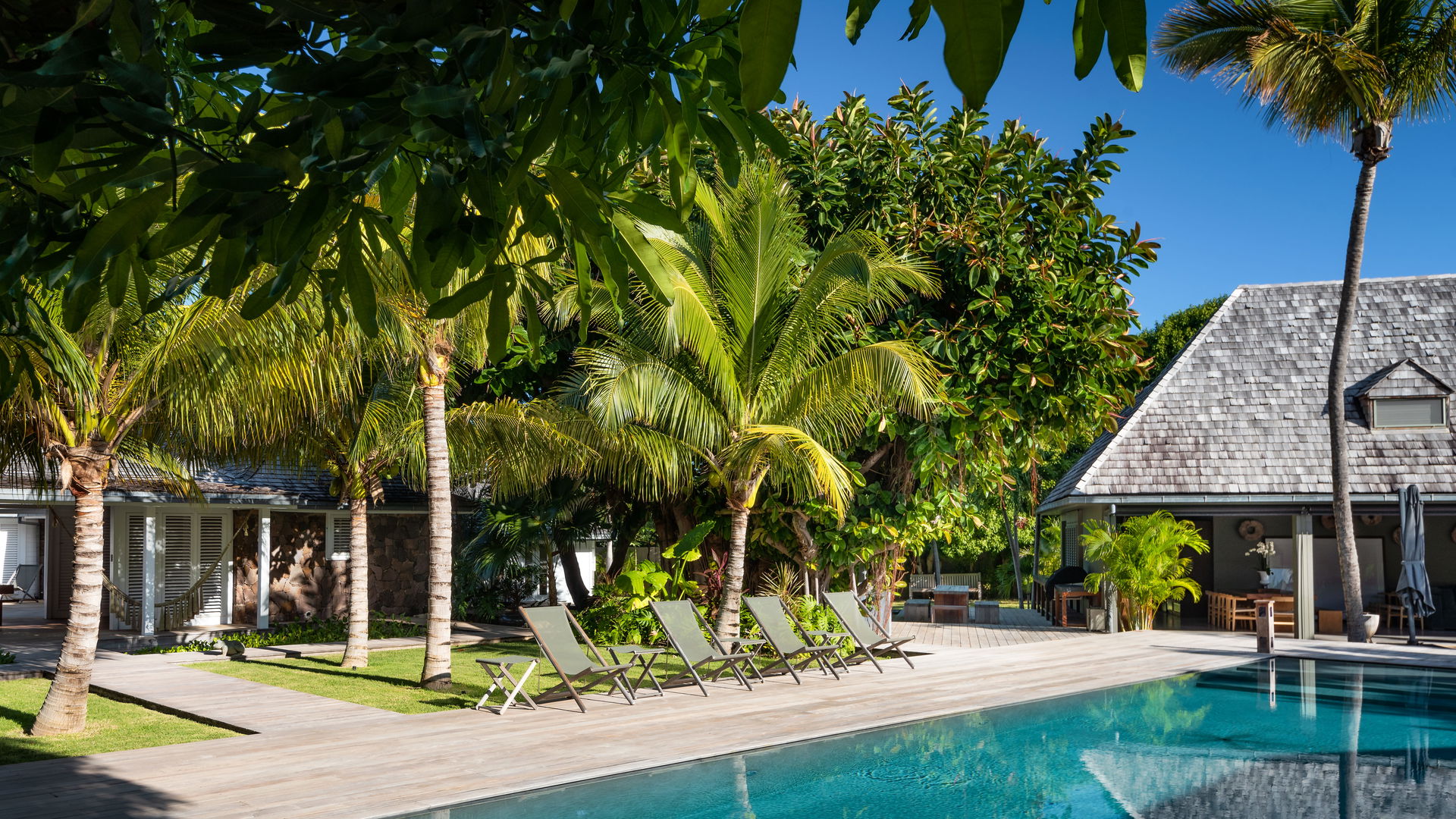 POOL & TERRACE