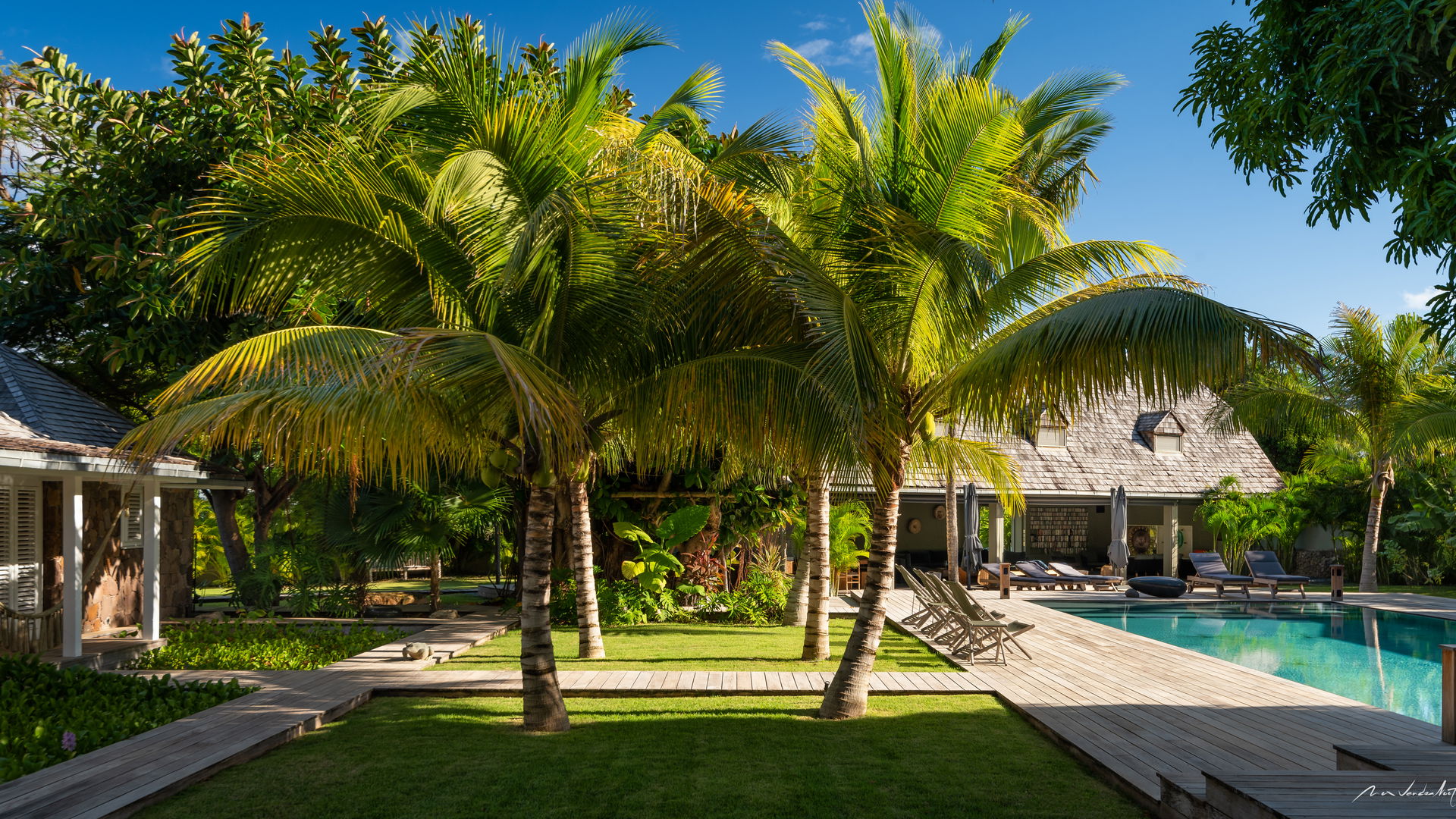 POOL & TERRACE
