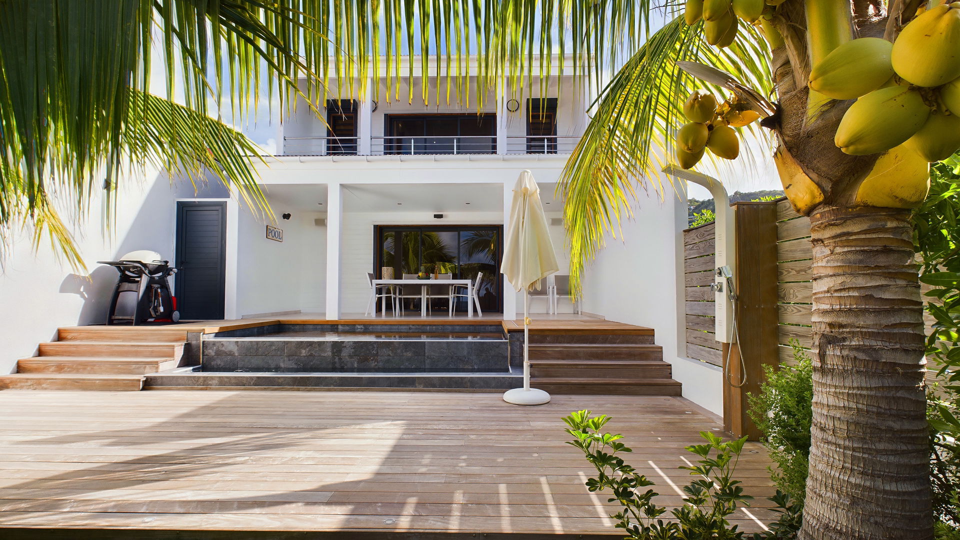 POOL & TERRACE