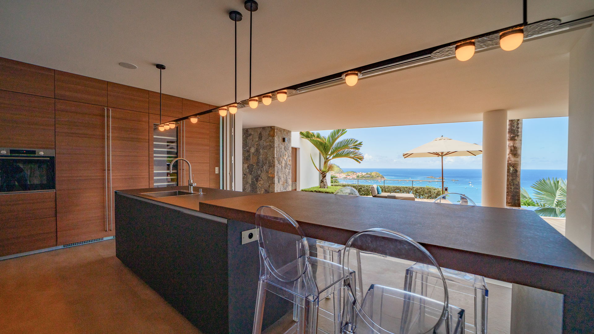 KITCHEN & DINING AREA