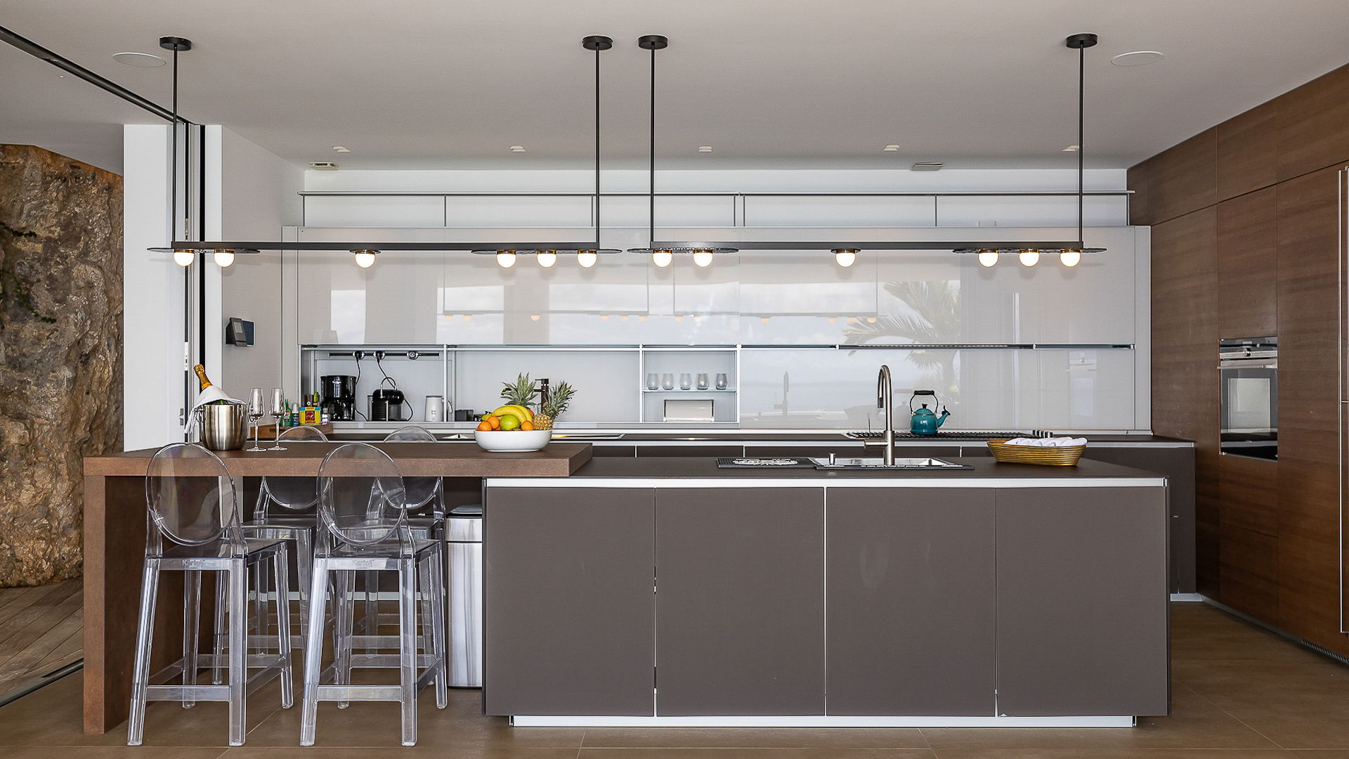 KITCHEN & DINING AREA