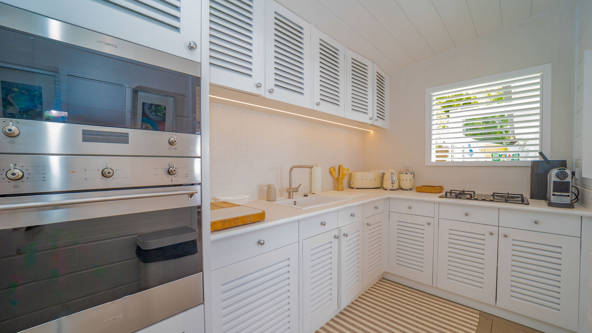 KITCHEN & DINING AREA