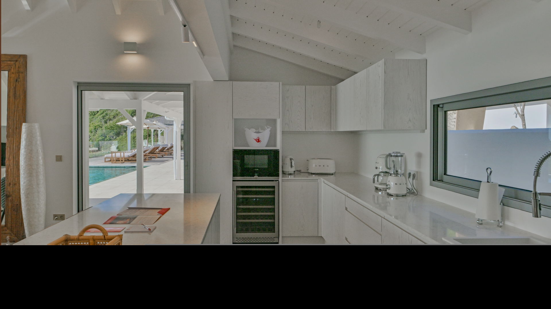 KITCHEN & DINING AREA