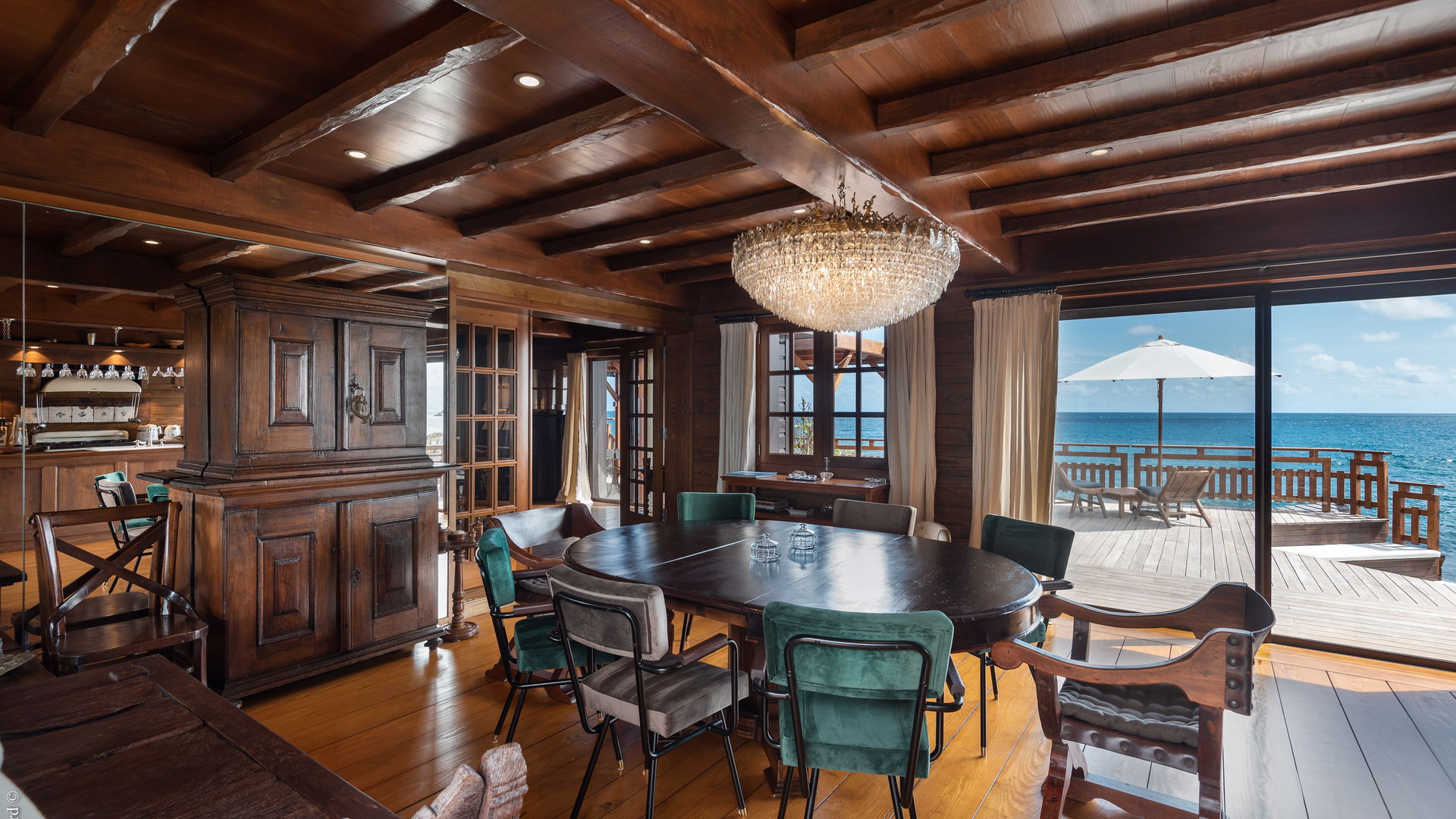 KITCHEN & DINING AREA