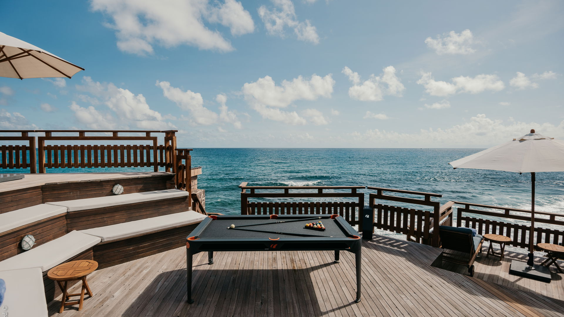 OUTDOOR LOUNGE AREA