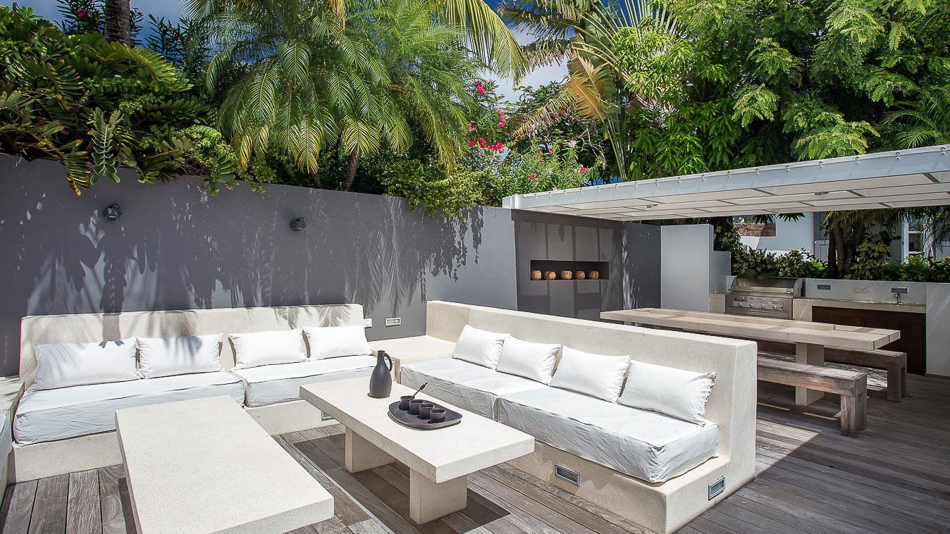 OUTDOOR LOUNGE